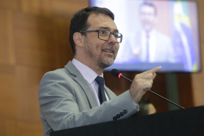 "A gestão da educação no governo Mauro Mendes é a grande fake news”, diz Lúdio