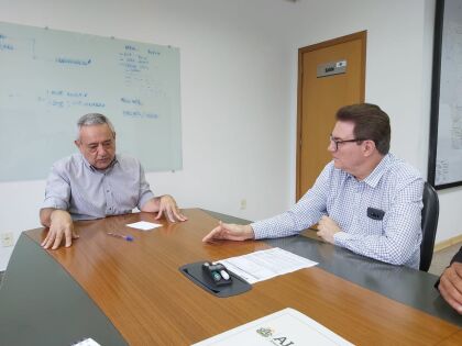 Deputado Dr. Gimenez explica urgência da obra para o secretária ao secretário da Sinfra, Marcelo Oliveira