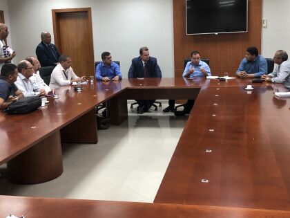 O deputado Max Russi participou, ainda no final da manhã de ontem, de uma reunião com associações militares na Presidência da ALMT
