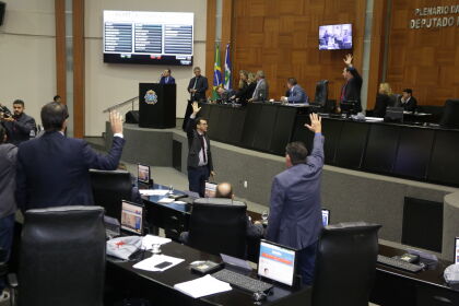 Deputados votam nova alíquota da previdência e contas de Taques