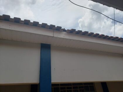 Várias partes do telhado precisam urgente de reforma, pois está com telhas quebradas e infiltrações, o que potencializa os problemas na instalação elétrica que é ruim
