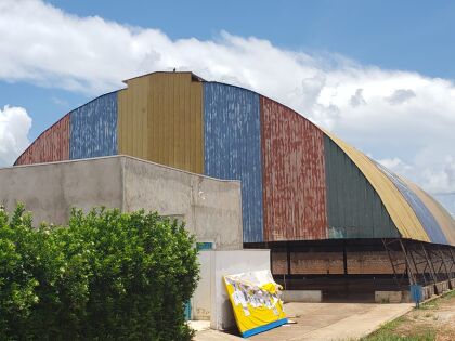 Na quadra, há problemas com pombos que colocam em risco a saúde de mais de 800 alunos