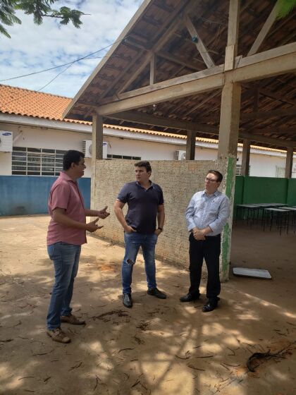 Barracão de madeira e telha Eternit é o espaço usado como 'sala de vídeo' hoje pela crianças, explica o diretor Edir Oliveira