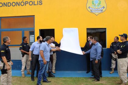 Deputado Claudinei participa do descerramento da placa de inauguração do canil da PRF em Rondonópolis