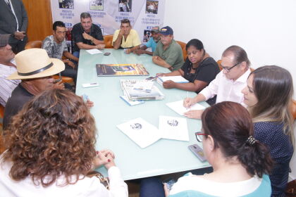 Deputado Wilson Santos reunido com carroceiros de Cuiabá