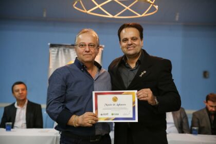 No ano passado,o deputado Delegado Claudinei chegou a entregar uma Moção de Aplausos a Valdir Farinha pelo seu trabalho em prol da Segurança Pública Comunitária