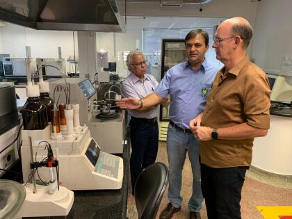 Deputado Avallone visita laboratório da UFMT
