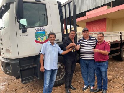 Pequenos produtores de Pedra Preta recebem caminhão para auxiliar na produção
