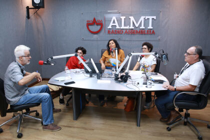 Alice Oliveira, Caio Ribeiro e Mazé Oliveira falam sobre o evento Contos do Mato no programa Fusão.com da Rádio Assembleia.