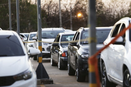 Projeto quer proibir placas que isentam responsabilidade por roubo em estacionamentos