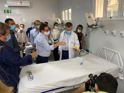 Deputados com o governador Mauro Mendes em visita a unidades de saúde de Cáceres