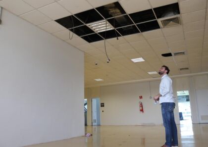 Ulysses Moraes verifica estrutura do Detran instalado na Arena Pantanal após desabamento do teto