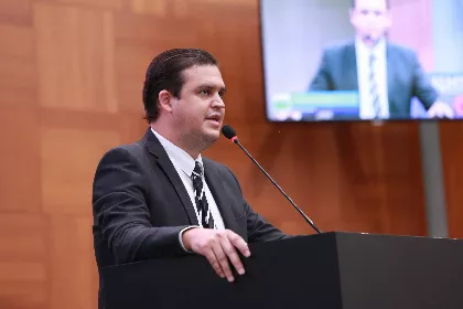 Thiago na plenária da AL