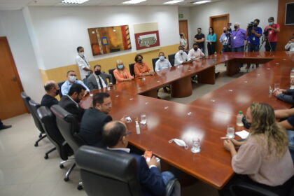 Presidente Eduardo Botelho e deputados reúnem-se com vereadores de Várzea Grande