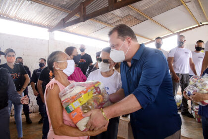 Deputado Max Russi participa da entrega de cestas básicas na comunidade de Limpo Grande, Várzea Grande.