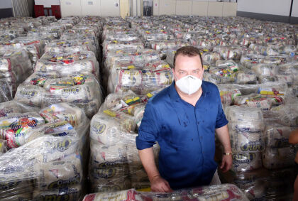 Presidente Max Russi participa de entrega de cestas básicas na baixada cuiabana