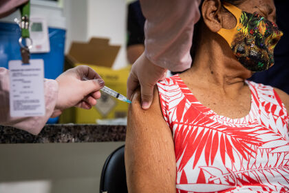 Lúdio aponta que apenas 21% dos idosos a partir de 75 anos estão imunizados pela vacina da covid-19 em MT