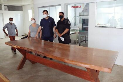 Thiago Silva e policiais penais entregam móveis e promovem reparos no Lar Cristão