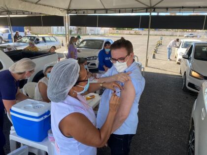 Deputado Dr. Gimenez toma primeira dose da vacina contra Covid-19