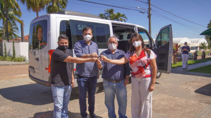 Thiago Silva entrega “Van da saúde” para Alto Garças