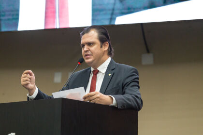 Thiago na plenária da AL