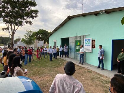 Deputado Wilson Santos fala ao público presente na reinauguração do escritório.