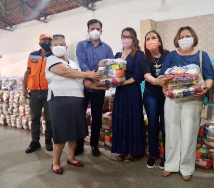Deputado Thiago Silva e primeira-dama Virgínia Mendes entregam cestas básicas em Rondonópolis