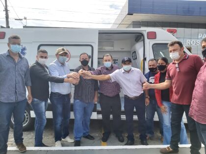 Em visita à região sul, deputados participam de entregas de veículos em Itiquira