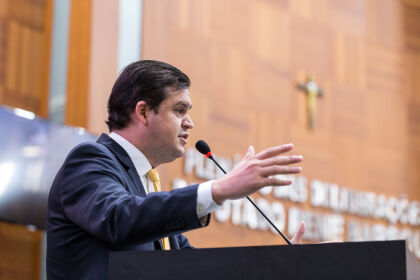 Thiago na plenária da AL