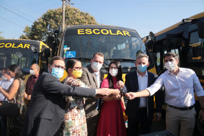 Presidente Max Russi participa de entrega ônibus escolares aos municípios