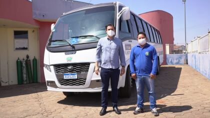 Thiago Silva entrega van para Poxoréu
