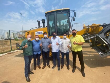 Dr.João entrega máquinas e equipamentos para municípios da região