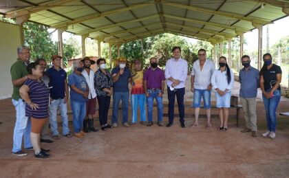 Thiago Silva discute agricultura familiar com feirantes e assentados
