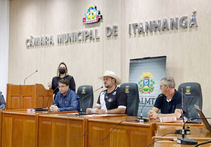 Dossiê e documentos são entregues em audiência pública para debater situação de assentamento em Itanhangá