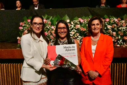 Deputada Janaina e ex-prefeita de VG, Lucimar Campos entregam Moção de Aplauso para Gabriela Carvalho