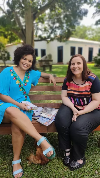 Maria Clara Bertúlio (apresentadora, à esquerda) e Divanize Carbonieri (entrevistada do primeiro episódio da 2ª temporada)