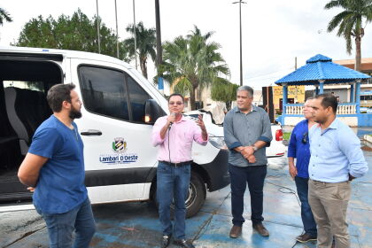 Botelho entrega veículo para o transporte de pacientes em Lambari D’Oeste
