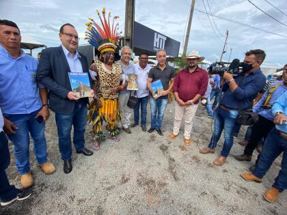 Em busca de investimento para produção indígena, Cattani visita cooperativas com presidente da Funai
