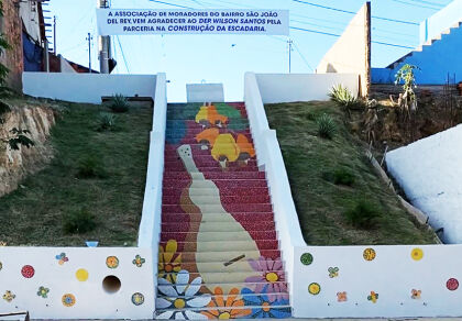 Bairro de Cuiabá ganha a primeira escadaria de Mato Grosso decorada com mosaico