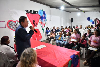 Presidente Eduardo Botelho entrega Moção de Aplausos para Mães do Bairro Ouro Fino