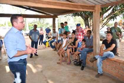 Em Cáceres, Botelho entrega benefícios a agricultores do Assentamento Sadia II