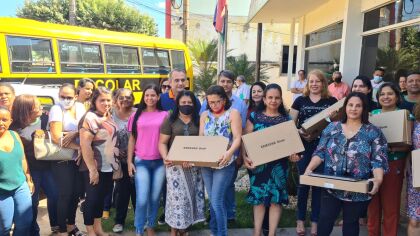 Wilson Santos entrega 50 notebooks para professores de Dom Aquino