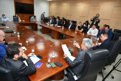Durante reunião com prefeitos, Botelho promulga lei que beneficia municípios