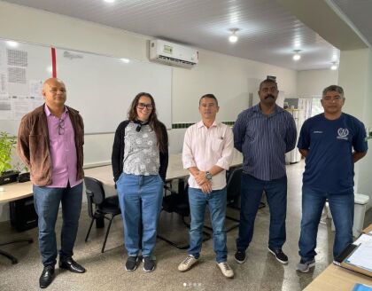 Deputado João Batista visita escola e assegura apoio à continuidade do projeto cívico-militar