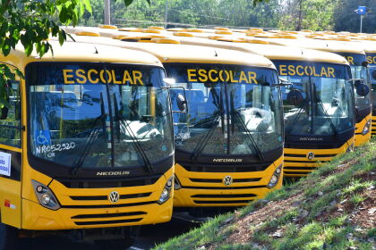 Deputado Botelho entrega ônibus escolar para Santa Rita do Trivelato