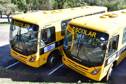 Presidente Eduardo Botelho participa de entrega de ônibus escolar para prefeituras