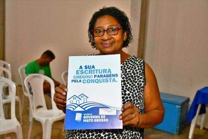 Presidente Eduardo Botelho participa de entrega de 720 escrituras definitivas e registradas para moradores do bairro 1º de março em Cuiabá MT
