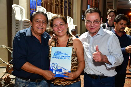 Presidente Eduardo Botelho participa de entrega de 720 escrituras definitivas e registradas para moradores do bairro 1º de março em Cuiabá MT