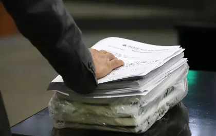  É a LOA quem exerce o controle externo sobre as finanças governamentais. Assim, o texto da lei, do ano seguinte, precisa ser aprovado em duas votações pelos deputados até a última sessão legislativa do ano