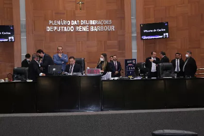 Os parlamentares também aprovaram, em primeira votação, o Projeto de Lei 955/2022, mensagem governamental, que institui a Taxa de Controle, Acompanhamento e Fiscalização das Atividades de Pesquisa, Lavra, Exploração e Aproveitamento de Recursos Minerários